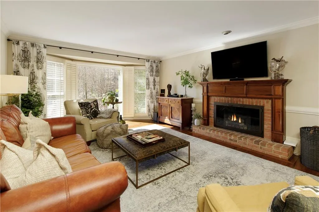 Roswell, Georgia 30075, United States, 4 Bedrooms Bedrooms, ,4 BathroomsBathrooms,Residential,Pending,78573