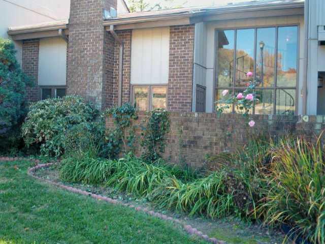 BEAUTIFUL TOWNHOME. KIT TOTALLY RENOVATED W/EVERYTHING NEW. LOTS OF CERAMIC TILE & NEW CARPET. CATHEDRAL GRT RM. DINING & BRFAST RM. TILE PATIO & FLAGSTONE ENTRANCE. A PLEASURE TO SHOW.