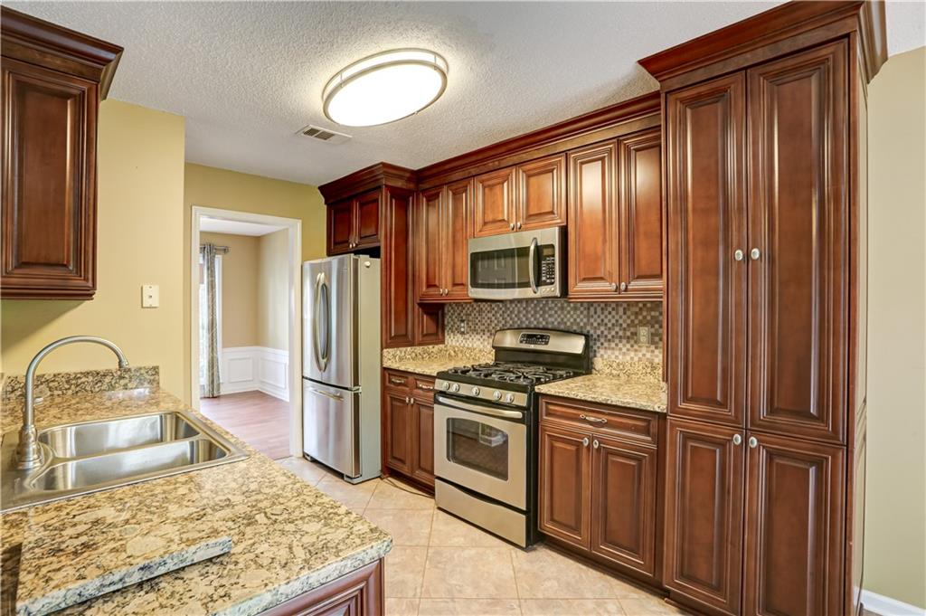 6055 Pattingham Drive, Roswell, Georgia image 9