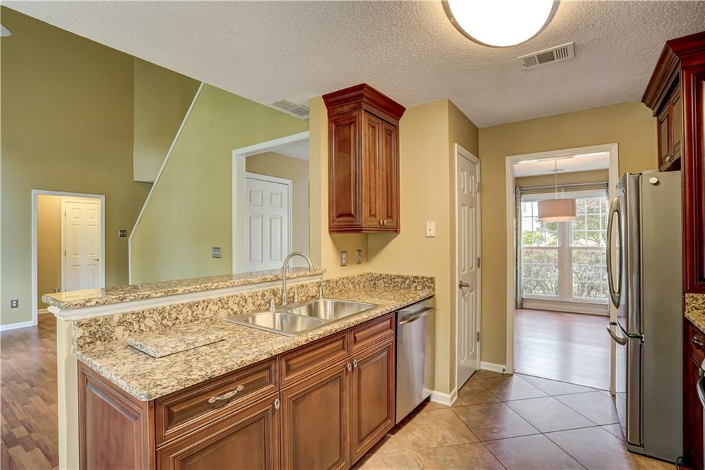 6055 Pattingham Drive, Roswell, Georgia image 8