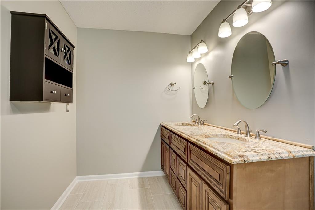6055 Pattingham Drive, Roswell, Georgia image 22