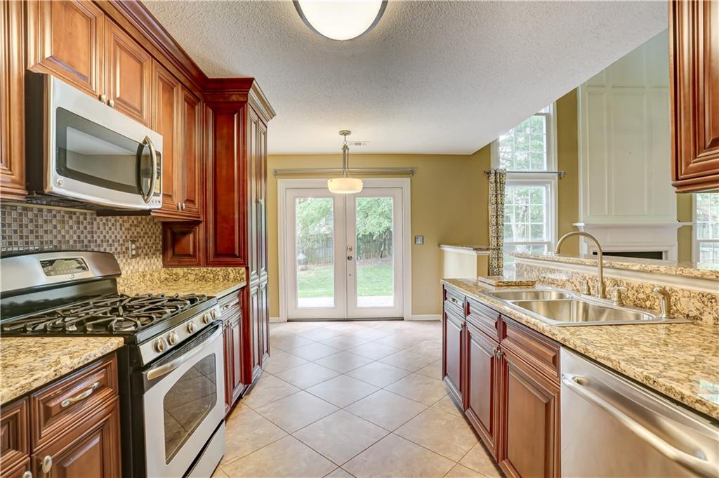 6055 Pattingham Drive, Roswell, Georgia image 10
