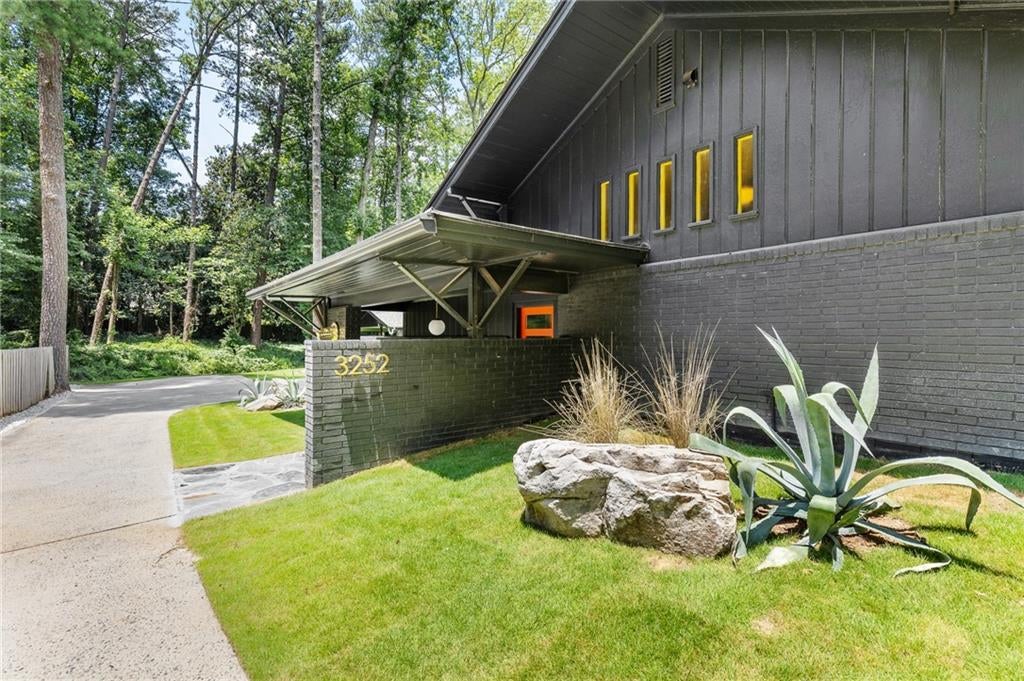 3252 W Roxboro Road NE