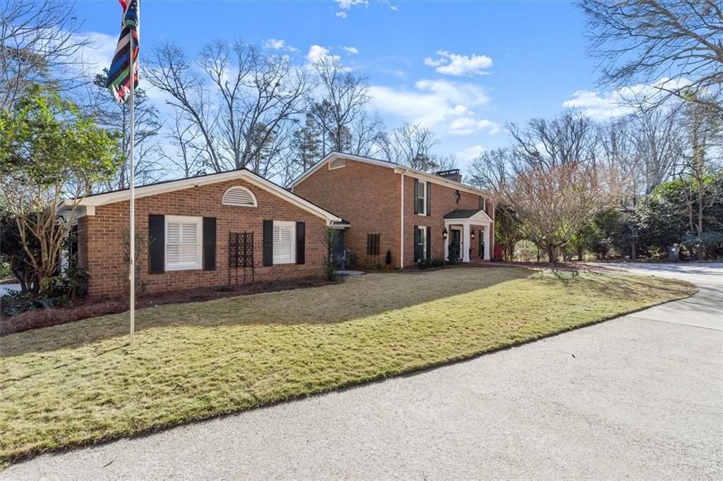 Photo of 1330 Lake Shore Circle, Gainesville, GA 30501 (MLS # 7704233)