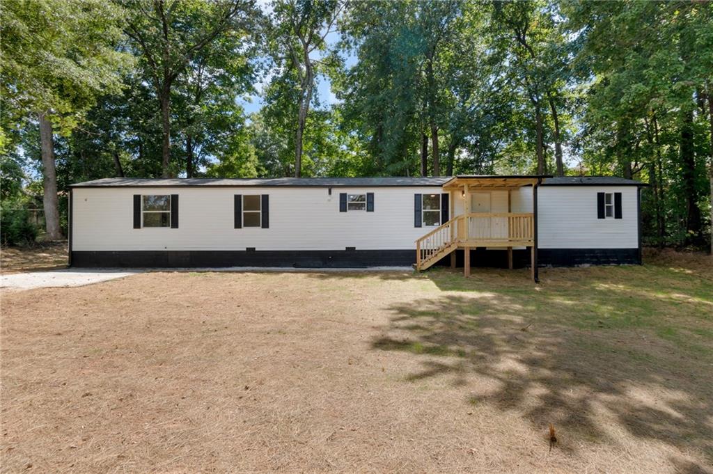 Beautifully Renovated Mobile Home!
This fully updated home features a brand-new HVAC system, modern lighting, refreshed kitchen with new cabinets, appliances, and vents, plus a new roof and flooring throughout. Enjoy a private yard with plenty of space for parking, perfect for family gatherings or extra vehicles.
Located in an incredible area near Buford, just 2 minutes from I-985, offering both comfort and unbeatable convenience. Move-in ready and designed with modern living in mind — this home is a must-see!