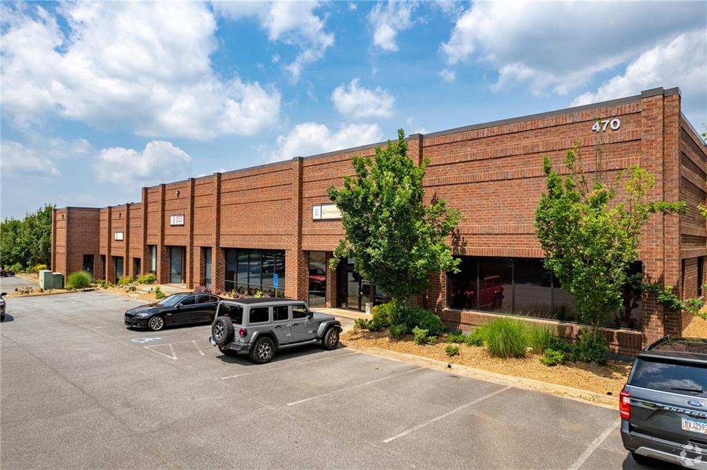 Office space available for Sublease in Suwanee! 4 Offices, a Reception area, restroom, kitchen/break area. Fantastic location, easy access to i85. Ideal for a small business. Monthly lease include CAM and utilities ( except internet, phone and janitorial services).