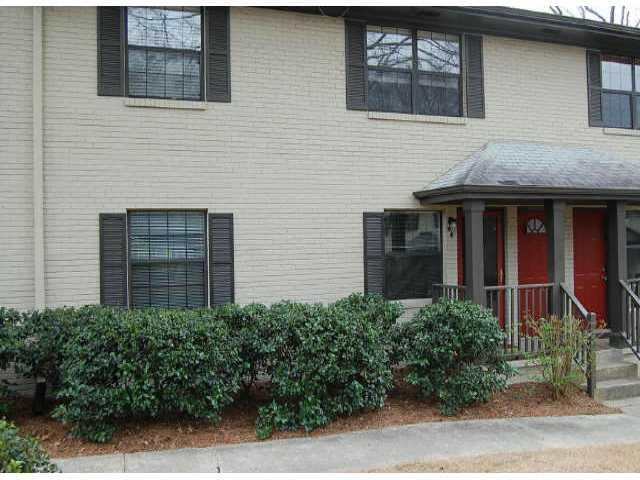 Fantastic unit just steps from the shops of little "5". This two bedroom unit has a remodeled kitchen, wonderful hardwoods in the living areas and is perfectly positioned on the courtyard for quiet evenings. The washer and dryer has been relocated to a hall closet to allow for an eat in kitchen.