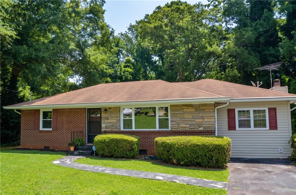 Photo of 128 Peachtree Circle SE, Marietta, GA 30060 (MLS # 7840006)