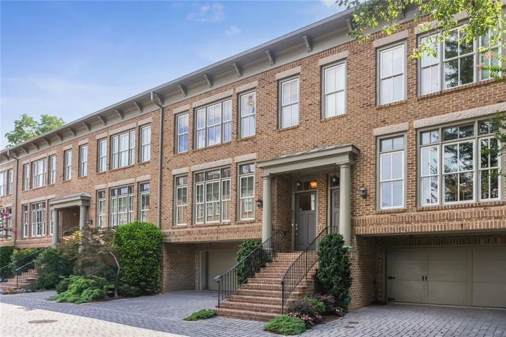 Atlanta, Georgia 30306, United States, 2 Bedrooms Bedrooms, ,3 BathroomsBathrooms,Residential,Active,171125