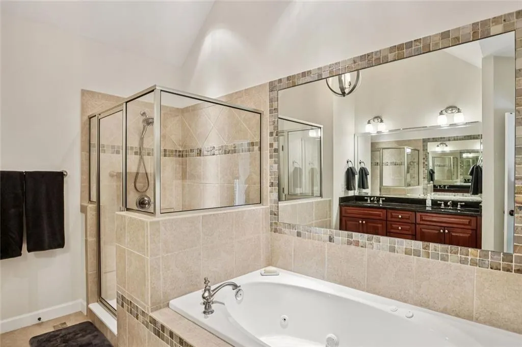 Atlanta, Georgia 30306, United States, 2 Bedrooms Bedrooms, ,3 BathroomsBathrooms,Residential,Active,171125