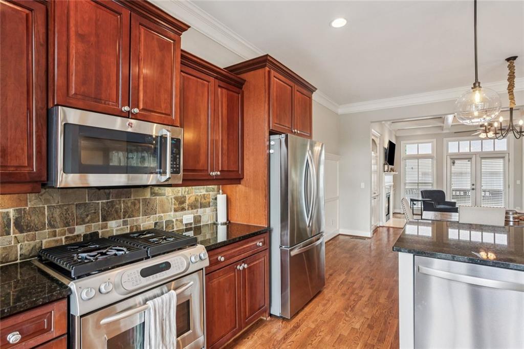 805 Highland Green Way NE