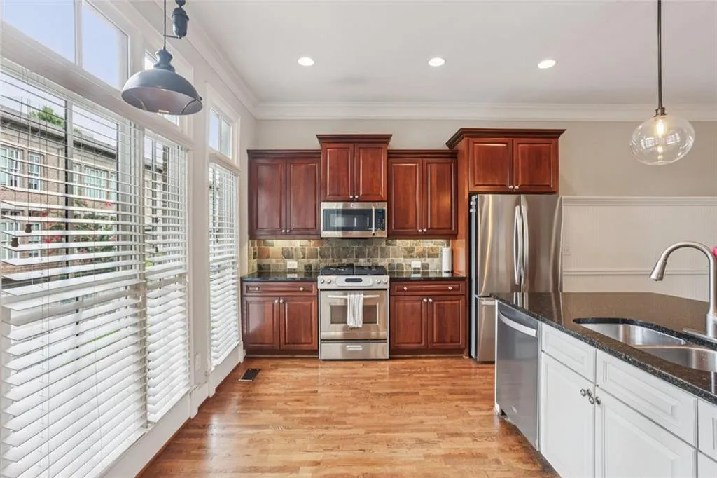 Atlanta, Georgia 30306, United States, 2 Bedrooms Bedrooms, ,3 BathroomsBathrooms,Residential,Active,171125