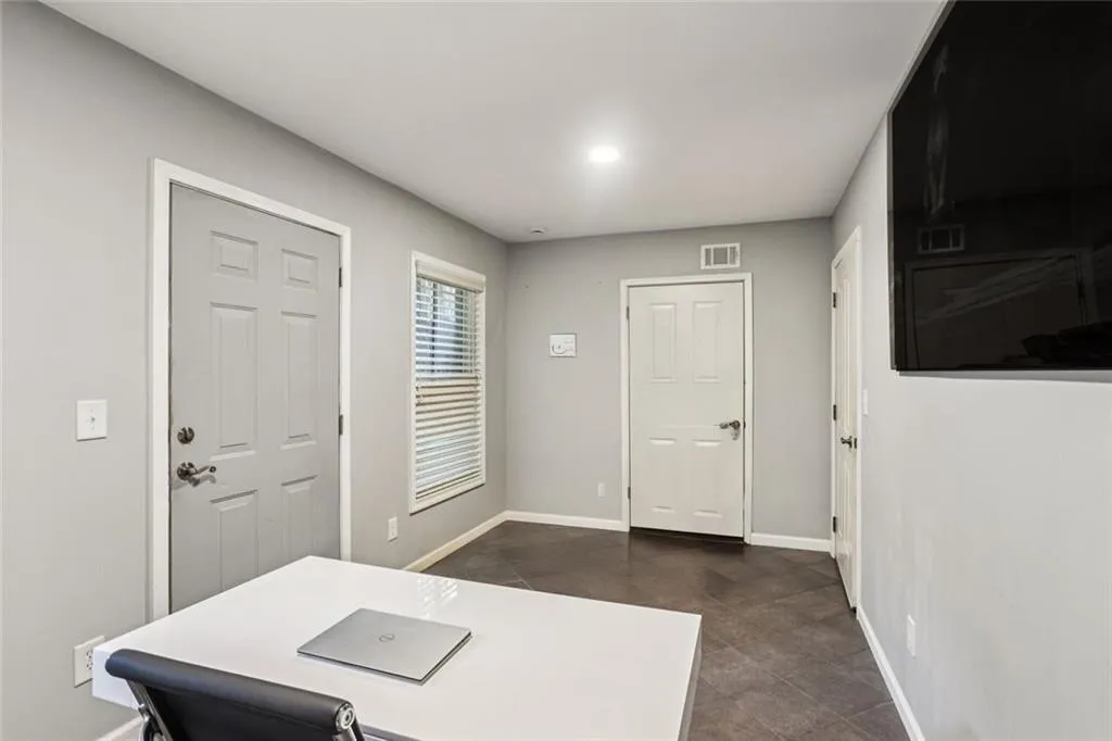 Atlanta, Georgia 30306, United States, 2 Bedrooms Bedrooms, ,3 BathroomsBathrooms,Residential,Active,171125