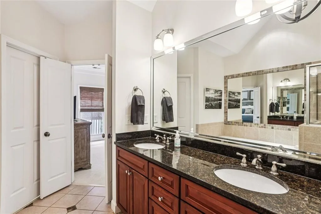 Atlanta, Georgia 30306, United States, 2 Bedrooms Bedrooms, ,3 BathroomsBathrooms,Residential,Active,171125