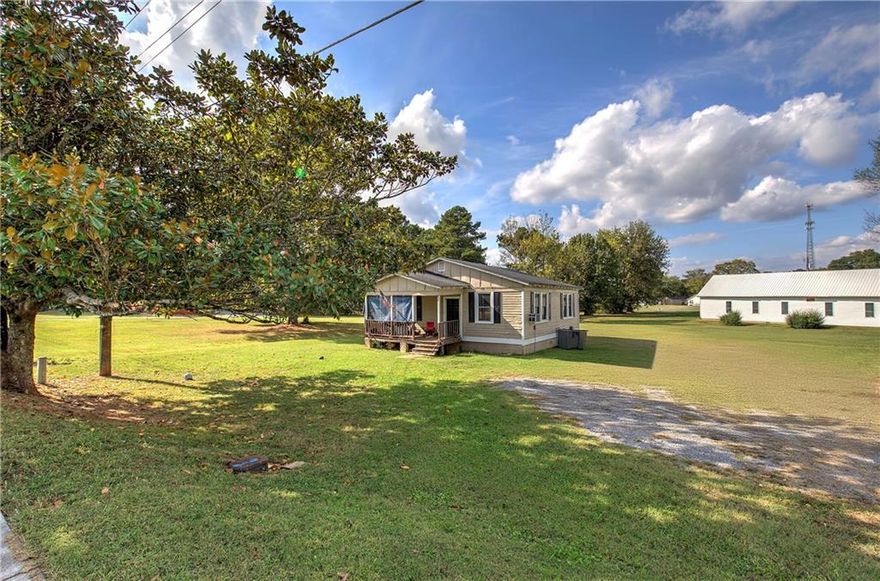 Rare find! 2 bedroom/ 1 bath ranch home on over 1 acre and no HOA. Close proximity to downtown Adairsville and I-75. 
Home is currently tenant occupied ,making this home perfect for investors.