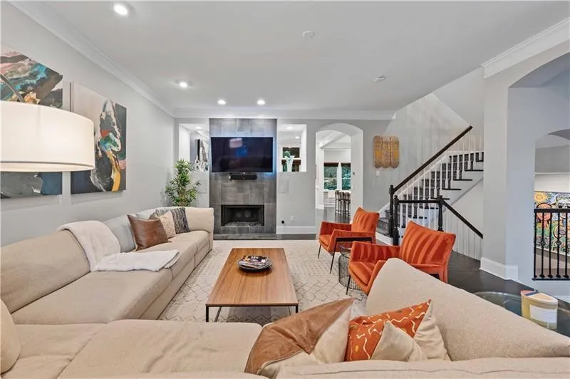 Sandy Springs, Georgia 30328, United States, 3 Bedrooms Bedrooms, ,4 BathroomsBathrooms,Residential,Pending,8211