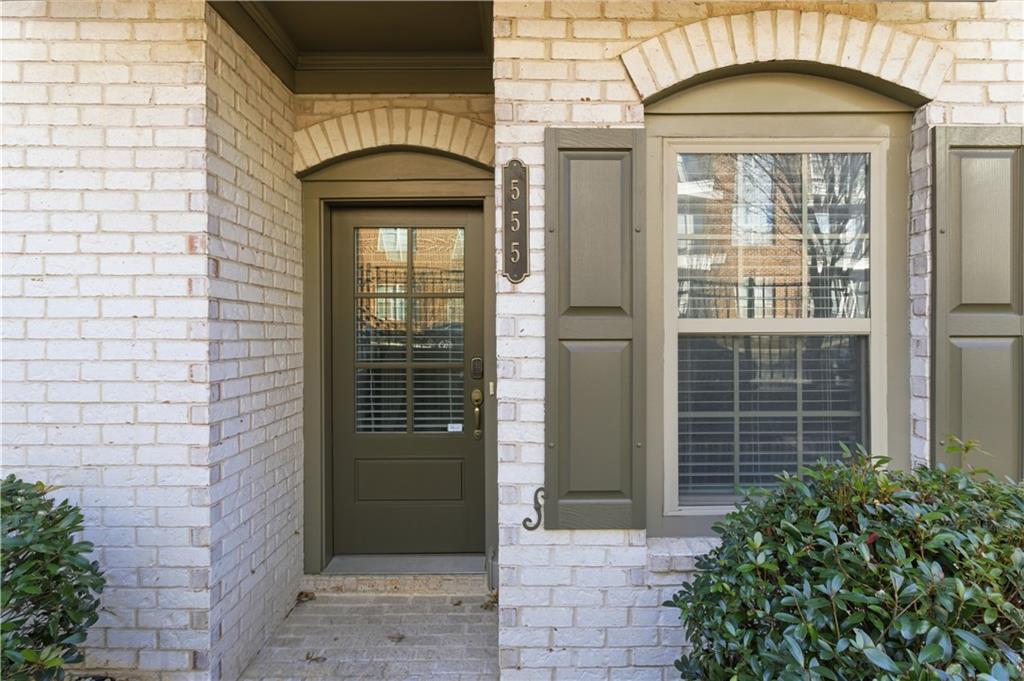 555 Broadview Place NE