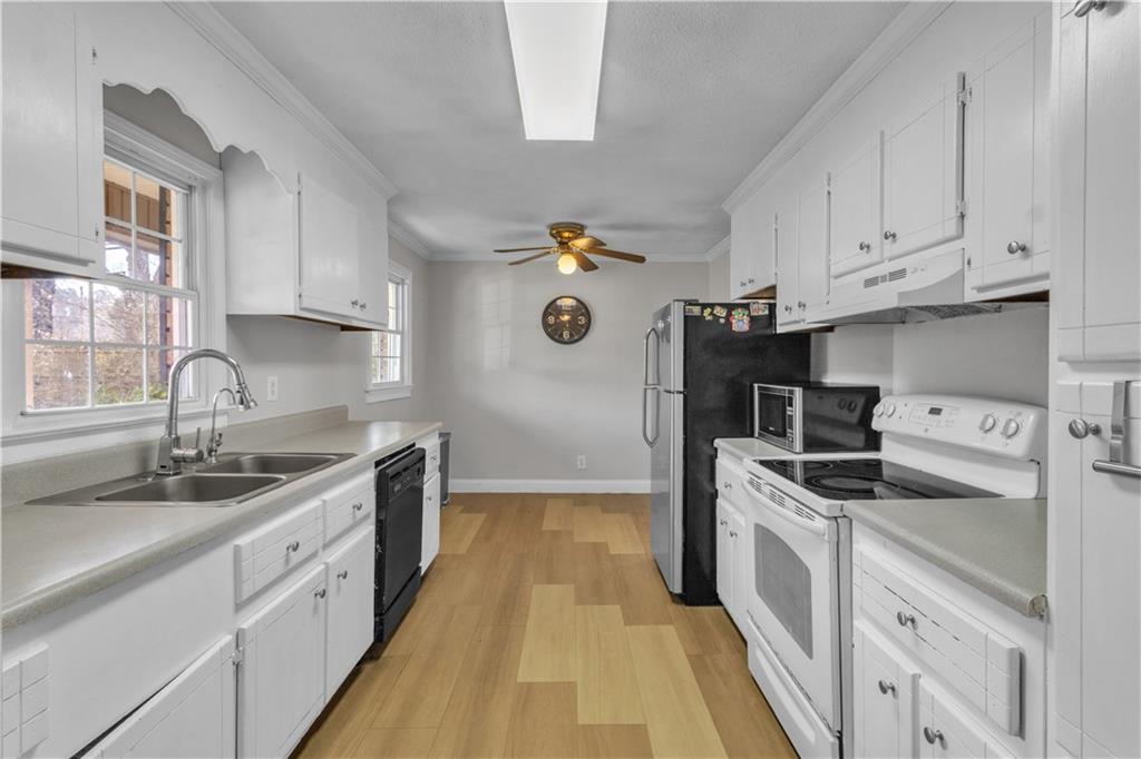 405 STRAWBERRY LANE SE