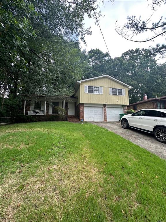 Whether you’re an investor or looking for a primary residence, this spacious 1,925-sq-ft home offers great opportunity and flexible living space. Enjoy large rooms, hardwood floors, a cozy fireplace, and an enclosed sunroom for work or play. 3 bedrooms, 2 full baths. 2-car garage. Set on an approx. ¼-acre lot on a quiet street with quick access to US-78 & I-285—minutes to historic Downtown Stone Mountain, shopping, and Stone Mountain Park.
SOLD AS-IS. NO SELLER DISCLOSURES. INVESTOR-OWNED.