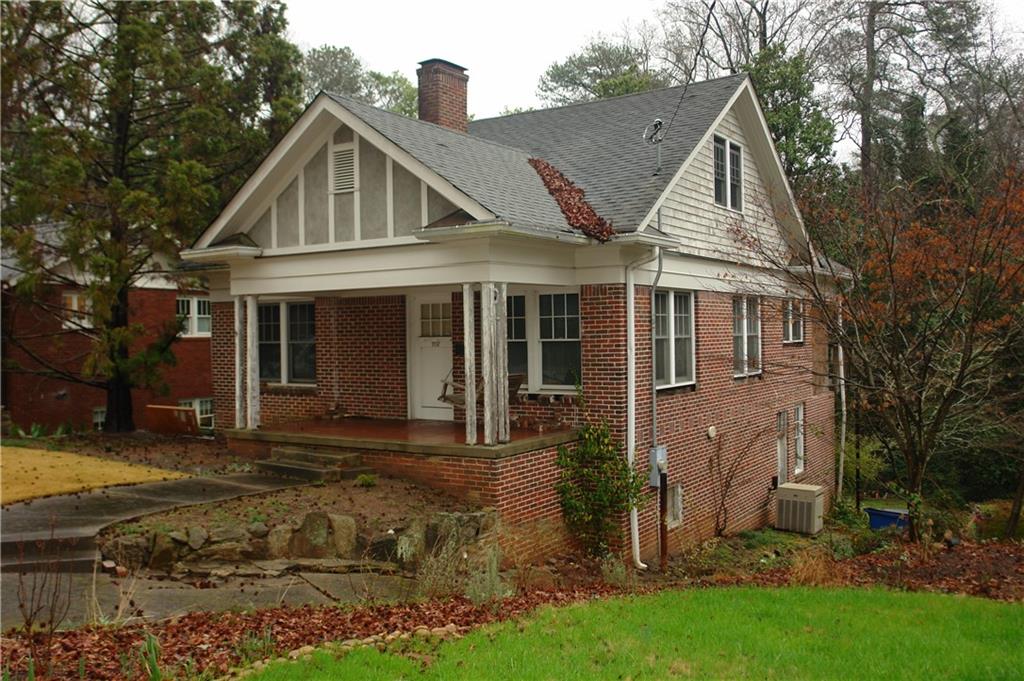 707 Martina Drive NE