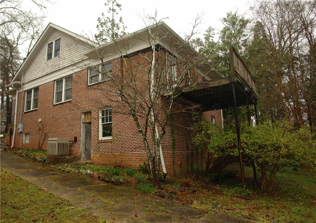 707 Martina Drive NE