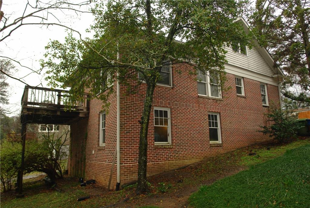 707 Martina Drive NE