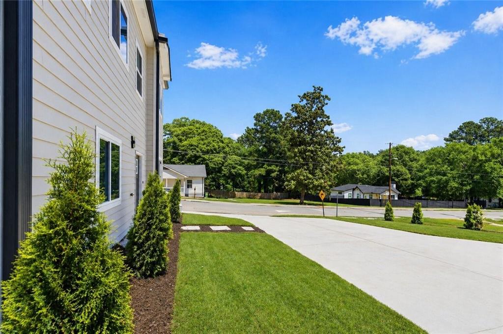 305 Fairburn Road NW
