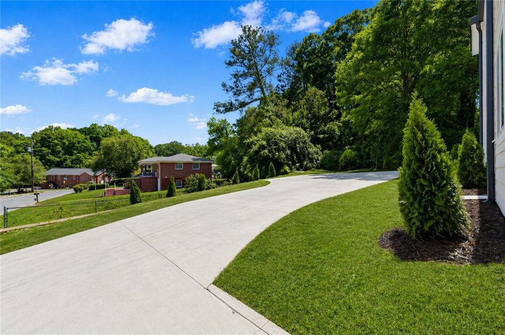 305 Fairburn Road NW