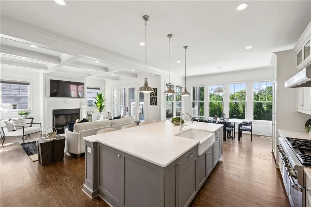 Atlanta, Georgia 30305, United States, 5 Bedrooms Bedrooms, ,5 BathroomsBathrooms,Residential,Pending,113736