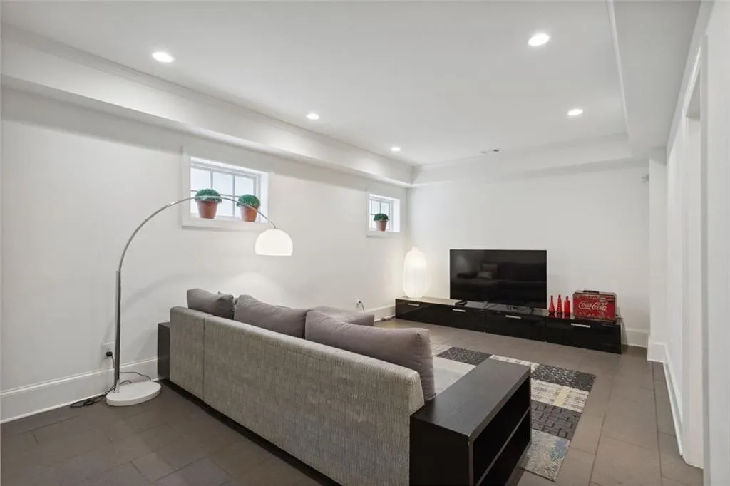 Atlanta, Georgia 30305, United States, 5 Bedrooms Bedrooms, ,5 BathroomsBathrooms,Residential,Pending,113736