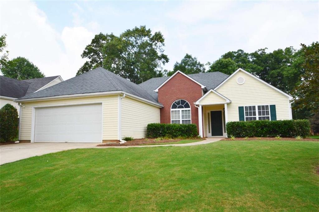 well-maintained 3-bedroom, 2-bathroom ranch-style home offers the perfect blend of comfort and convenience. Featuring a brand-new roof, driveway parking, and a spacious 2-car garage, this home is move-in ready. Inside, you'll find an eat-in kitchen perfect for casual meals, as well as a formal dining room for entertaining. The large master bedroom includes a large walk-in closet and en-suite bath. Cozy up by the fireplace in the living room or enjoy the privacy of the fully fenced backyard-ideal for relaxing or outdoor gatherings. Located cul-de-sac street and zoned for Dacula schools. Owner-managed and available for occupancy on September 15, 2025.