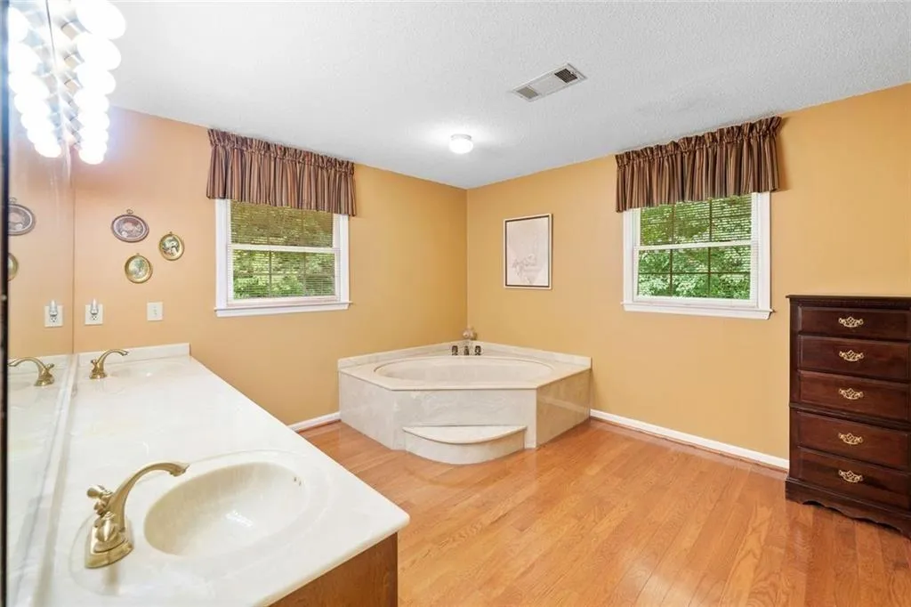 Roswell, Georgia 30075, United States, 5 Bedrooms Bedrooms, ,4 BathroomsBathrooms,Residential,Active,162045