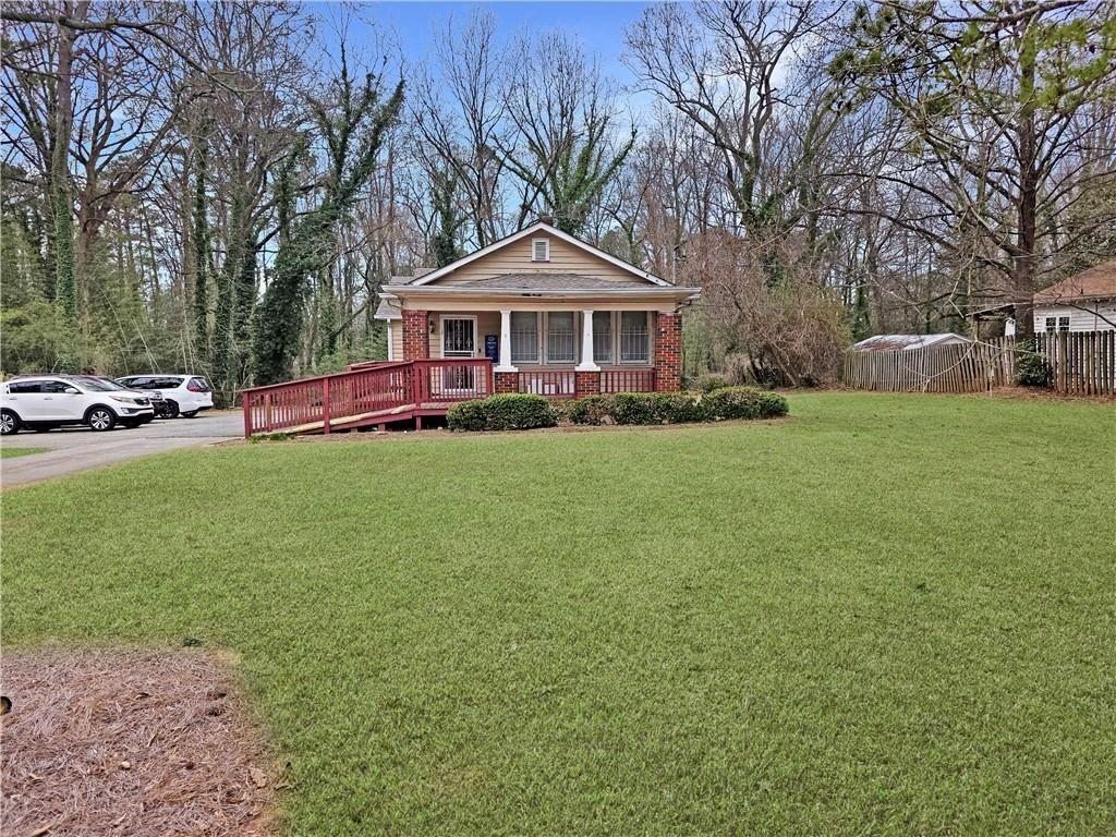 Great office space for lease on nice land.