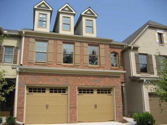 BROOKVIEW-LUXURY TOWNHOME W/2 STORY FYR. UPSTAIRS LOFT OVERLOOKS ENTRANCE. OFFERS FRML DINING RM & EAT-IN KIT & LRG PANTRY. OPEN TO FAM RM. MSTR STE OFFERS HUGE CLOSET. 3RD BR HAS PRIVATE ENTRY TO BATH.