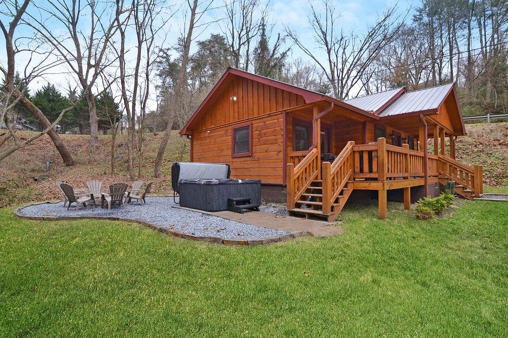 DOWNTOWN LIVING!!! 1/2 MILE TO DOWNTOWN ELLIJAY. SOLD FULLY FURNISHED. FEATURING 2BR/2BA WITH A LOFT FOR MULTIPLE USES. THIS BEAUTIFUL CABIN HAS TONS OF CHARACTER, OPEN CONEPT KITCHEN WITH BUTCHER BLOCK COUNTERTOPS, FLOATING SHELVES AND SS APPLIANCES. HARDWOOD FLOORING THROUGHOUT!! TIMELESS TILED SHOWERS AND BARNWOOD WALLS. HUGE LEVEL PARKING AREA FOR 3 OR MORE CARS. WITH THIS CONVENIENT MOUNTAIN LOCATION, THIS HOME IS PERFECT FOR YOUR FOREVER DREAM HOME OR PART TIME MOUNTAIN GETAWAY. DON'T MISS OUT ON THIS AMAZING CABIN!