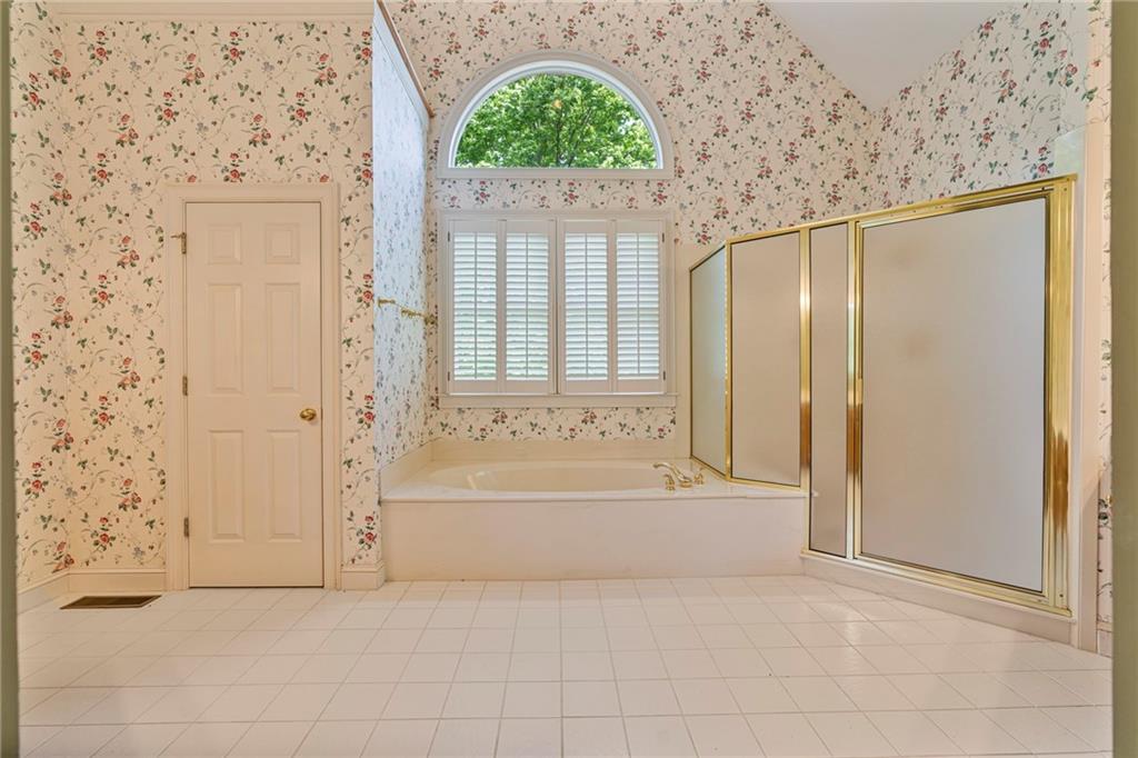 7830 Kings Point Drive, Cumming, Georgia image 23
