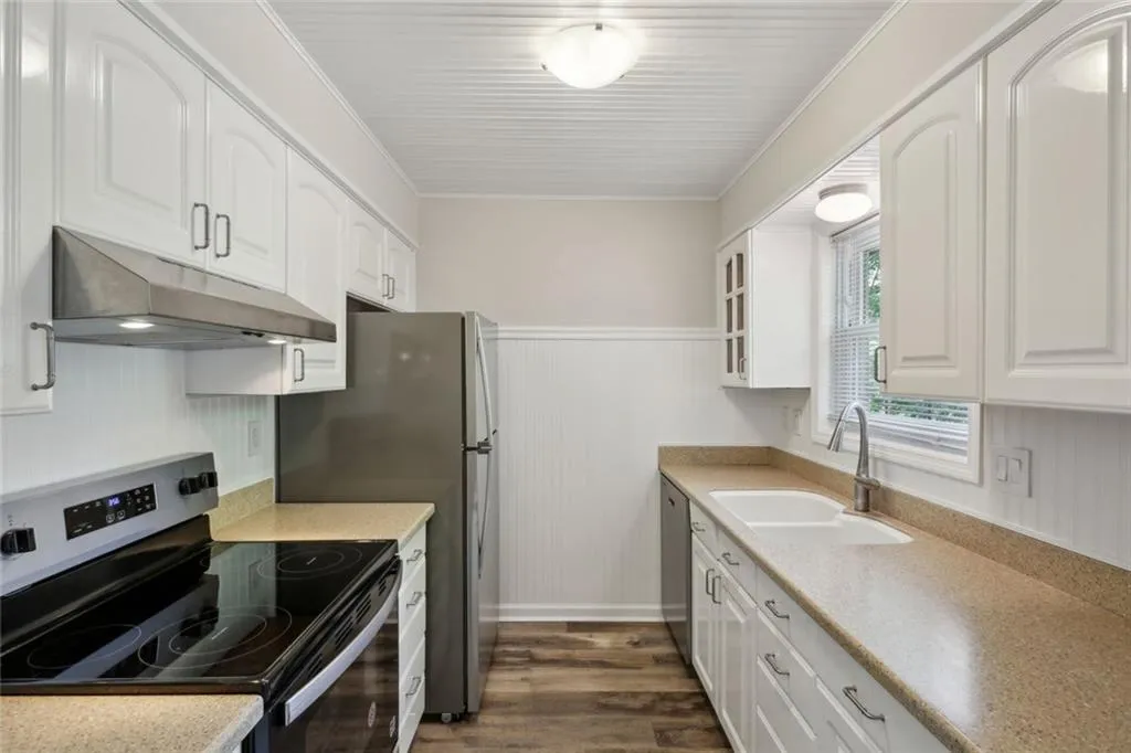 Atlanta, Georgia 30342, United States, 2 Bedrooms Bedrooms, ,2 BathroomsBathrooms,Residential,Pending,122317