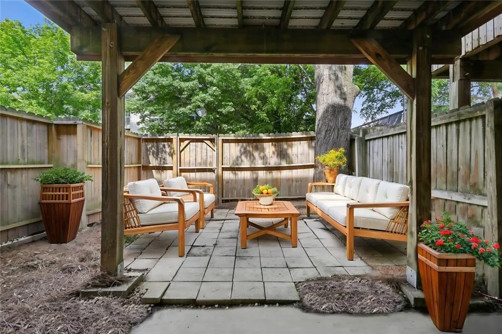 Atlanta, Georgia 30342, United States, 2 Bedrooms Bedrooms, ,2 BathroomsBathrooms,Residential,Pending,122317