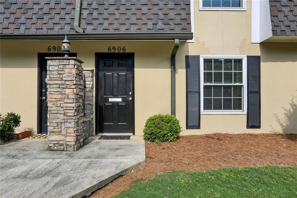 Atlanta, Georgia 30342, United States, 2 Bedrooms Bedrooms, ,2 BathroomsBathrooms,Residential,Pending,122317