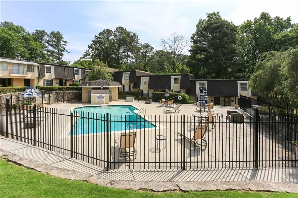 Atlanta, Georgia 30342, United States, 2 Bedrooms Bedrooms, ,2 BathroomsBathrooms,Residential,Pending,122317