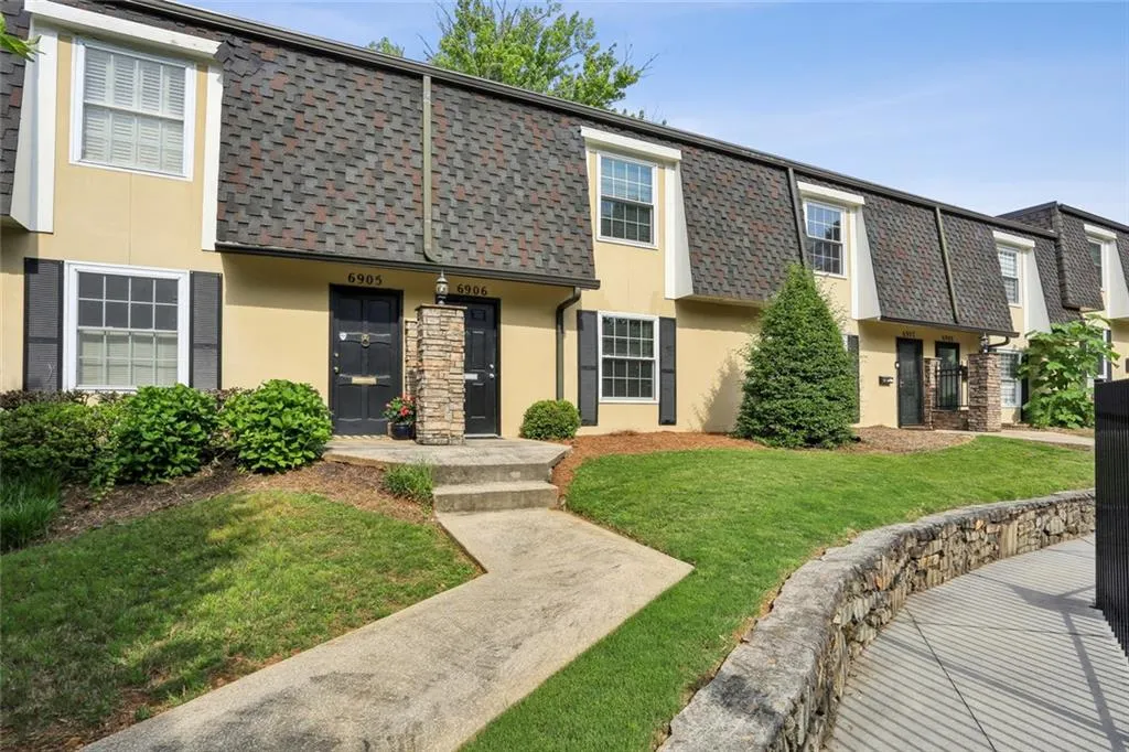 Atlanta, Georgia 30342, United States, 2 Bedrooms Bedrooms, ,2 BathroomsBathrooms,Residential,Pending,122317