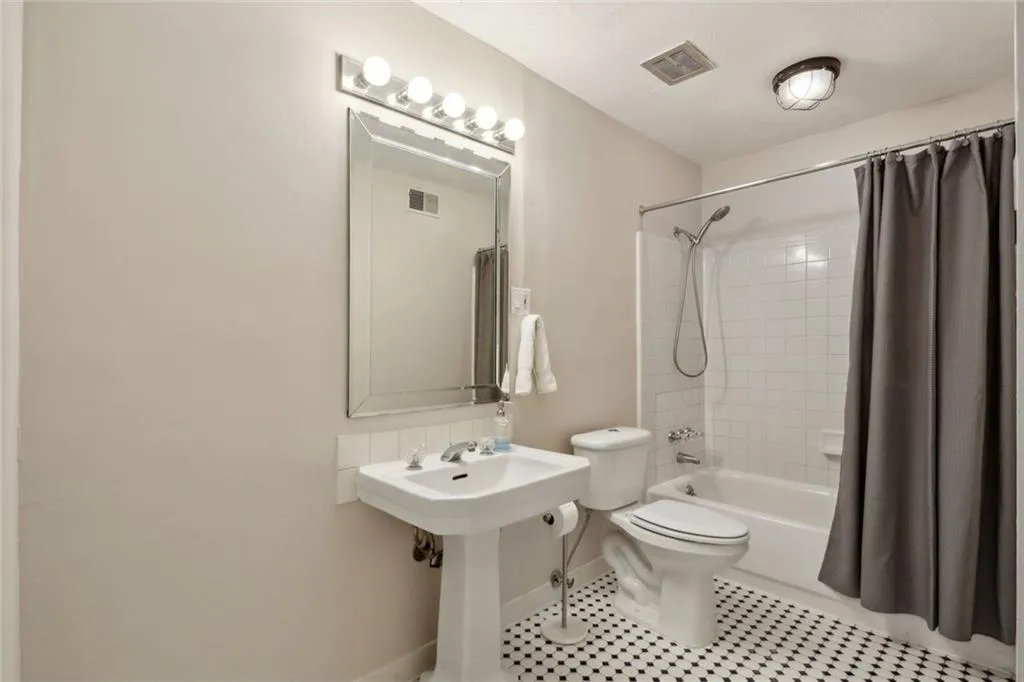 Atlanta, Georgia 30342, United States, 2 Bedrooms Bedrooms, ,2 BathroomsBathrooms,Residential,Pending,122317