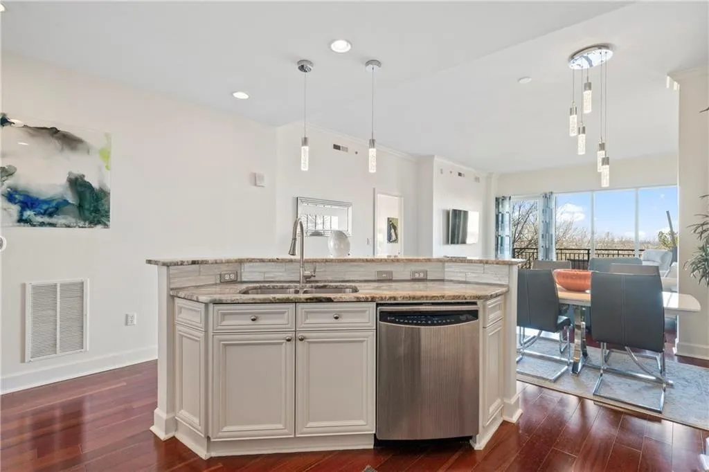 Atlanta, Georgia 30339, United States, 2 Bedrooms Bedrooms, ,2 BathroomsBathrooms,Residential,Active,126619