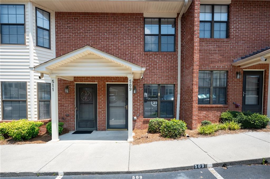 FOR LEASE | 2 BEDROOM, 2 BATHROOM GROUND-LEVEL CONDO
Highlights include: two spacious bedrooms and two full baths, open kitchen and dining area, office with natural light, rear screened porch plus an open patio, ground-level access—no stairs! Community Amenities: clubhouse, pool, tennis courts, sidewalks and beautifully maintained common areas.