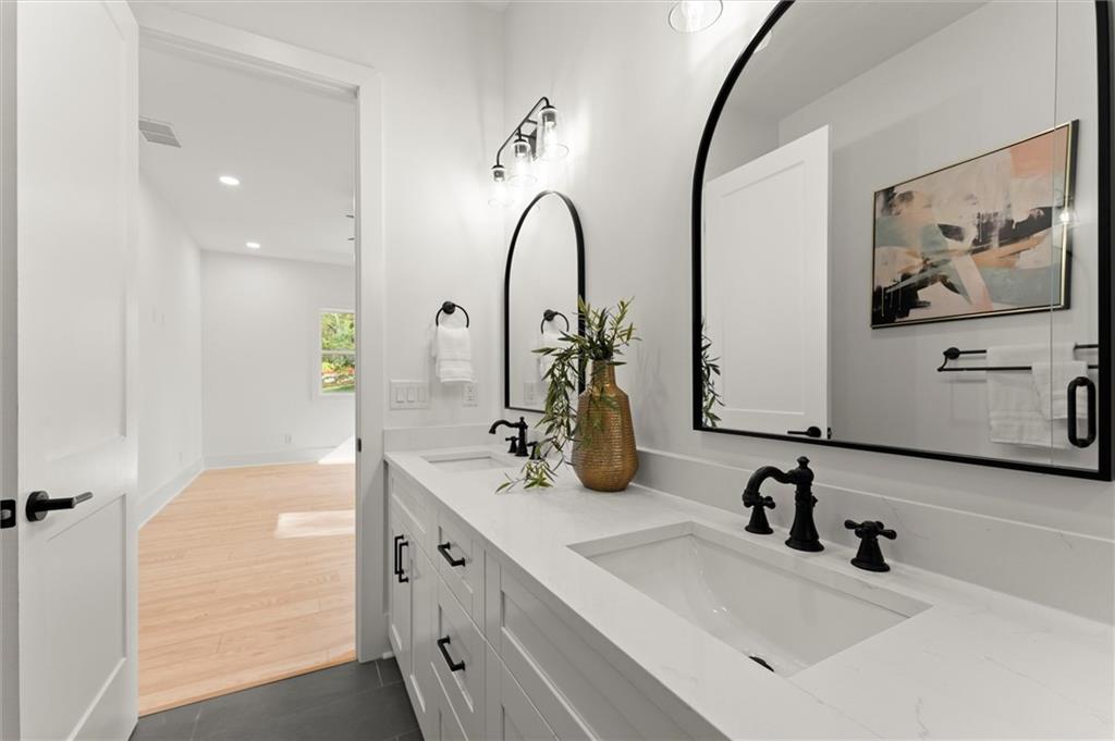 2082 Lyle Avenue, College Park, Georgia image 38