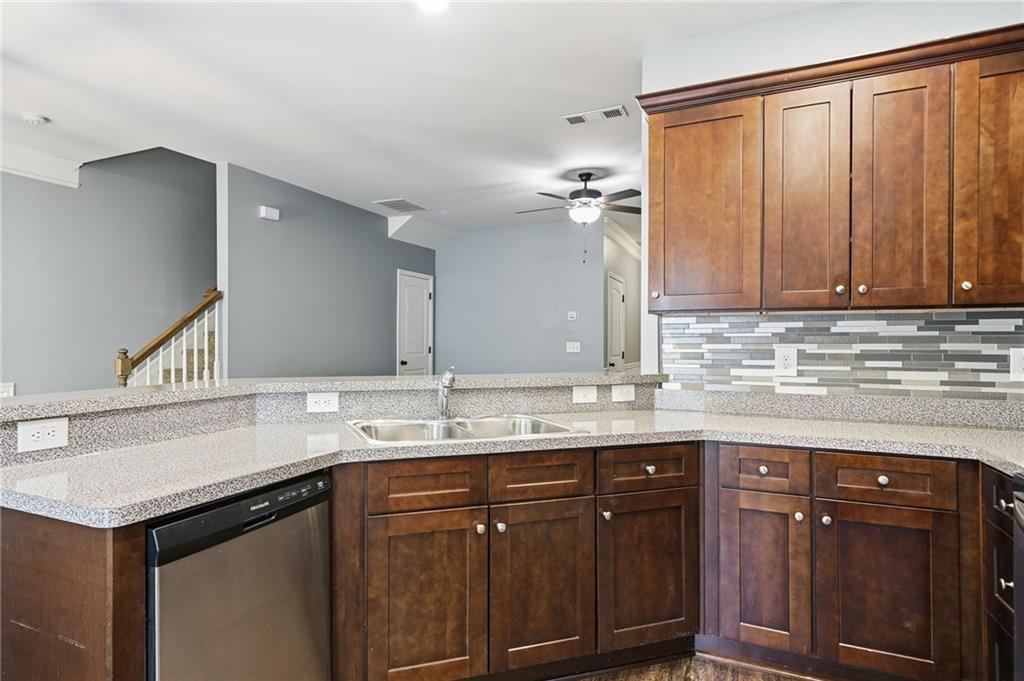 112 Spring Way Square