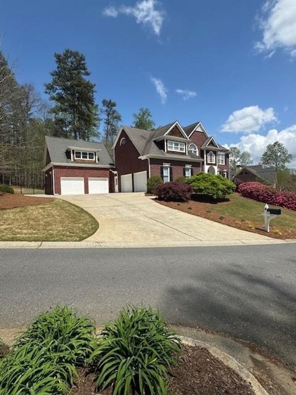 listing image 0