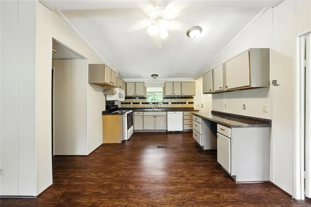 Canton, Georgia 30114, United States, 6 Bedrooms Bedrooms, ,4 BathroomsBathrooms,Residential,Pending,141836