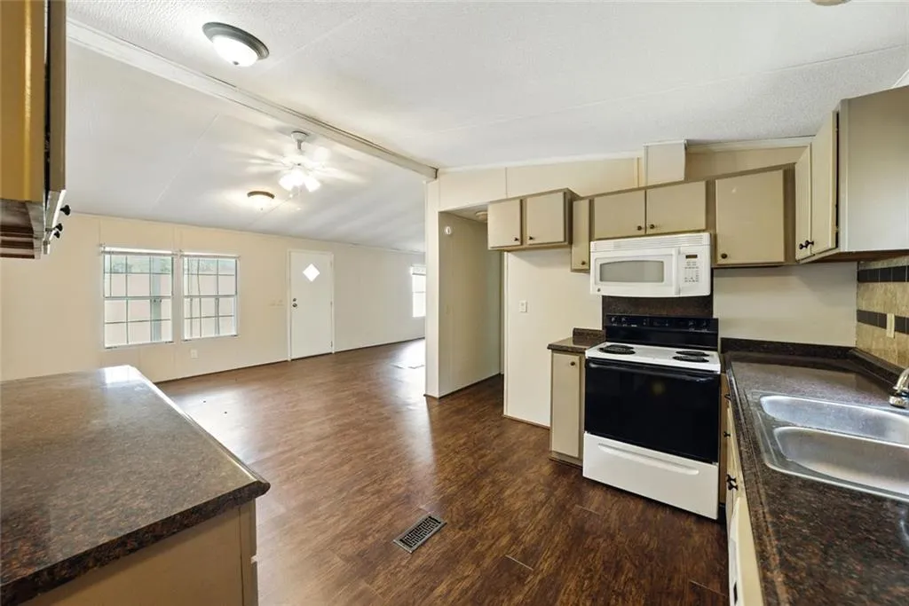 Canton, Georgia 30114, United States, 6 Bedrooms Bedrooms, ,4 BathroomsBathrooms,Residential,Pending,141836