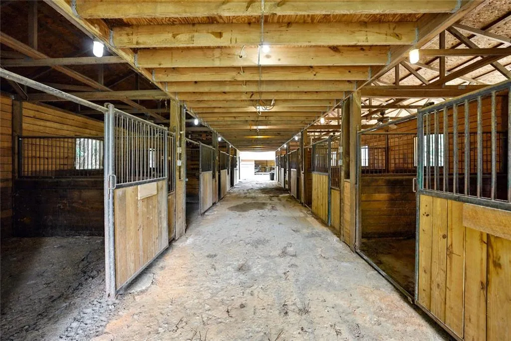 Canton, Georgia 30114, United States, 6 Bedrooms Bedrooms, ,4 BathroomsBathrooms,Residential,Pending,141836